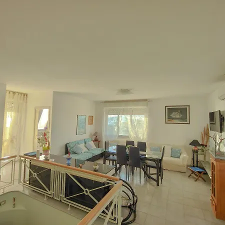 Lucy Penthouse شقة *